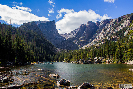 Фотообои Озеро в объятиях гор
