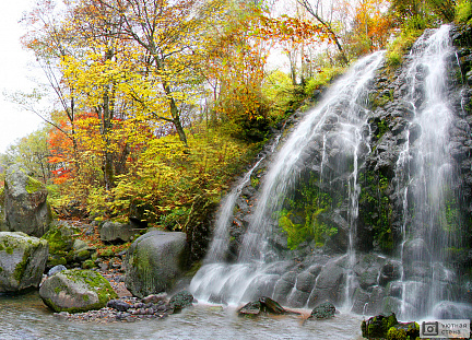 Укромный водопад с камнями