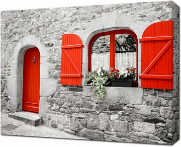 Старый каменный дом с красными дверями и окнами