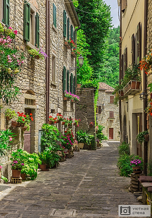 Итальянская улица в маленьком провинциальном городке Тосканы