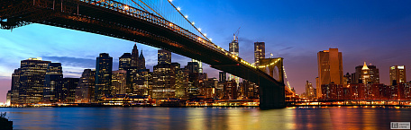 Панорама Манхэттена с Бруклинским мостом на закате.
