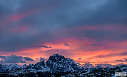 Фотообои Рассвет согревает снежные горы