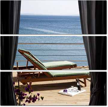 Окно отеля с видом на море