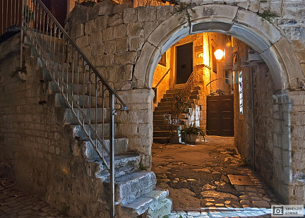 Ночью двор с фонарем и лестницей в Трогир. Хорватия