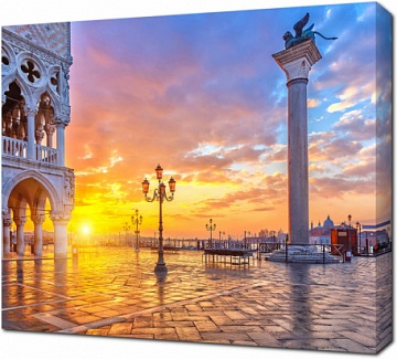 Закат на площади в Венеции. Италия