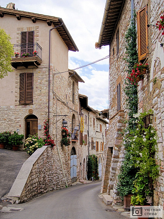 Средневековая улица в итальянском городе Ассизи