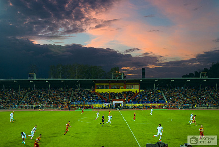Закат над футбольным полем