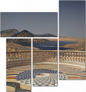 Балкон с видом на озеро в пустыне