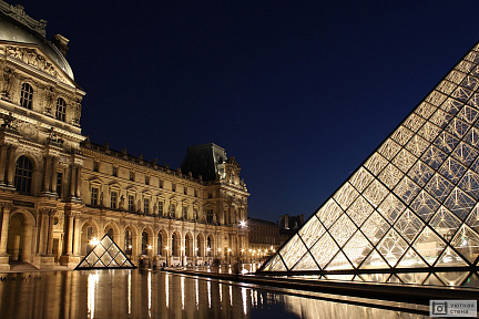 Фотообои Лувр освещённый фонарями. Париж. Франция