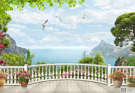 Балкон с цветами с видом на море