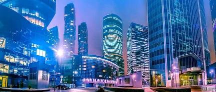 Неоновые небоскребы Москва-Сити ночью