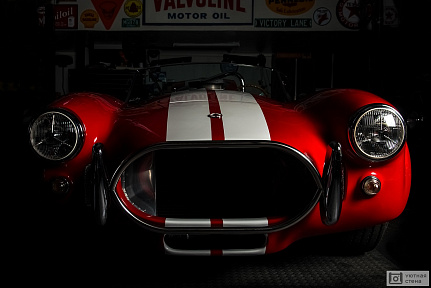 Красный автомобиль Cobra