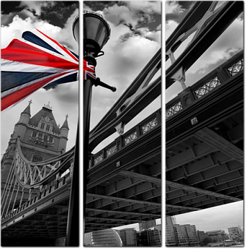 Разноцветный флаг Англии на черно-белом фоне Тауэрского моста