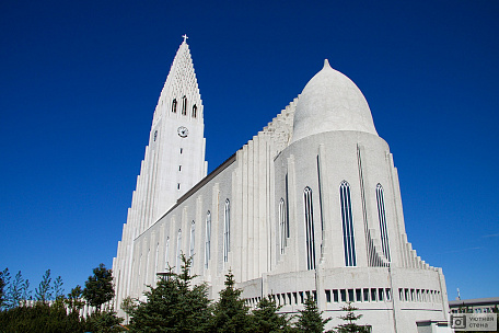 Современная церковь в Рейкьявике, Исландия