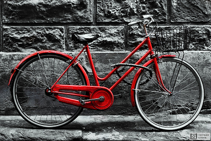 Ретро велосипед на фоне каменной стены