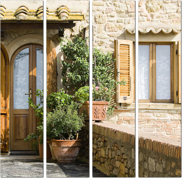 Дверь и окно в здании Таскании