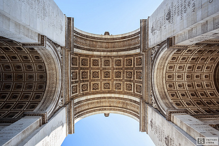 Вид вверх на Триумфальную арку. Париж. Франция