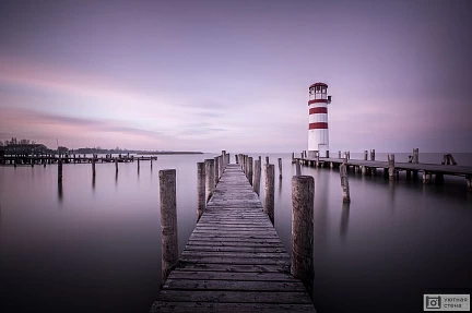 Красивый причал с маяком