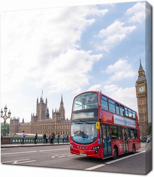 Красный автобус на улице Лондона
