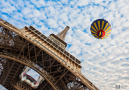 Фотообои Воздушный шар над Эйфелевой башней. Париж. Франция