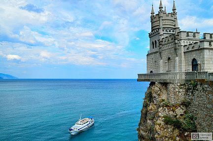 Фотообои Крым Ласточкино гнездо, замок на фоне моря с кораблем
