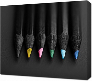 Цветные карандаши на черном фоне