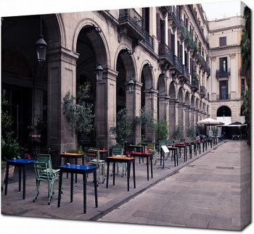 Уличное кафе с красочными столами и стульями