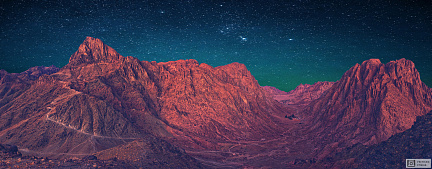 Горы Красного моря ночью