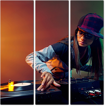Хип-хоп ди-джей женщина играет в ночном клуб партию