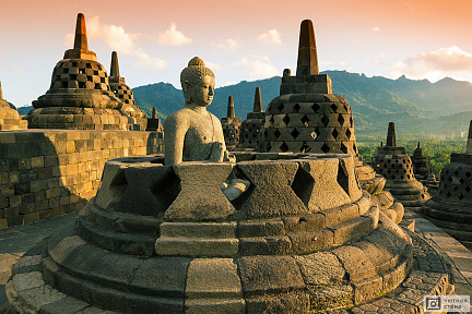 Фотообои Буддийский храм Боробудур на закате, Индонезия