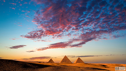 Фотообои Три пирамиды на закате