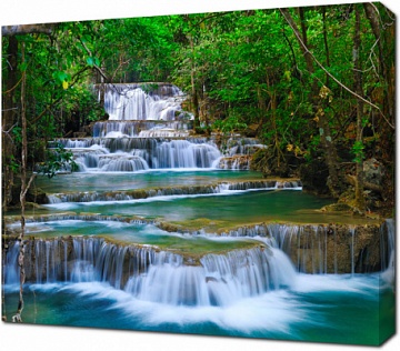 Водопад в джунглях Канчанабури. Таиланд