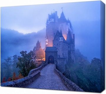 Туманный пейзаж с замком Эльц