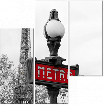 Красный знак метро на фоне Эйфелевой башни
