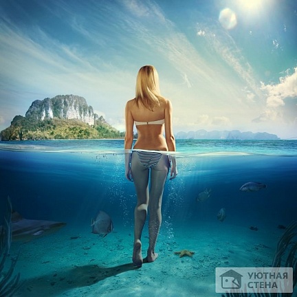 Девушка в синей воде моря