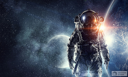 Космонавт на фоне небесных тел