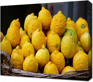 Желтые сочные лимоны