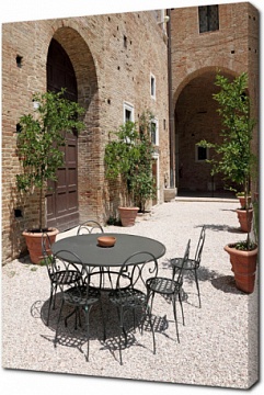 Стол и стулья в итальянском дворике