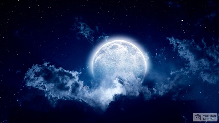 Луна притаилась в облаках