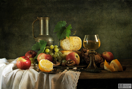 Классический натюрморт с фруктами, сыром и орехами