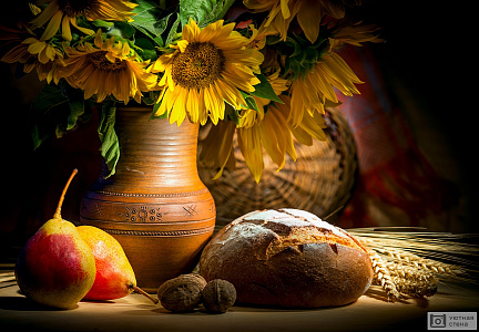 Осенний натюрморт с хлебом и подсолнухом