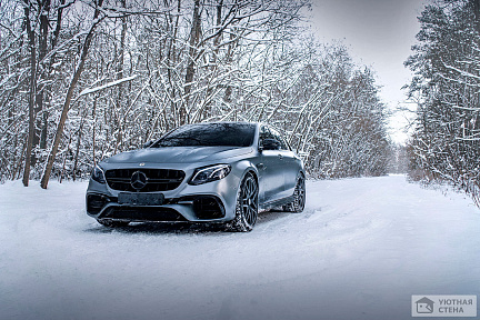 Mercedes-Benz AMG в зимнем лесу
