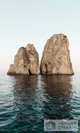 Морские скалы возле острова Капри