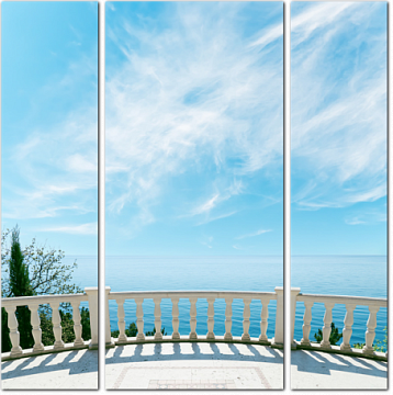 Белый балкон с видом на море