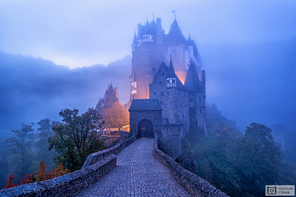 Фотообои Туманный пейзаж с замком Эльц