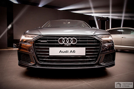 Audi A6 на презентации, сетка и логотип