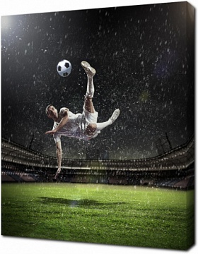 Футболист, играющий под дождем