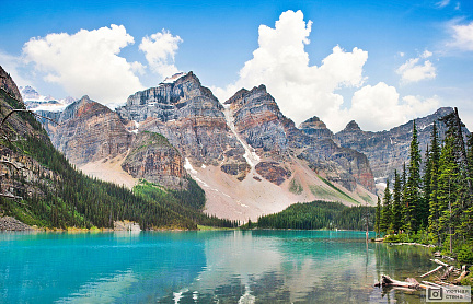 Фотообои Озеро Морейн на фоне скалистых гор. Парк Банф. Канада