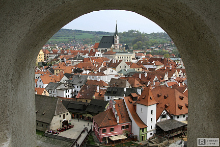 Вид на Чески-Крумлов из оконной арки. Чехия