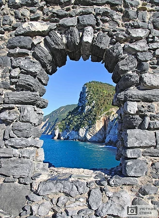 Каменное окно с видом на море